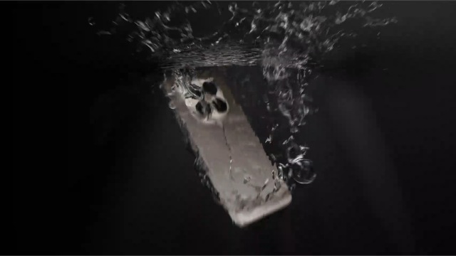 Móvil cayendo al agua
