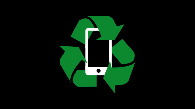 Sobre un fondo negro, se observa el símbolo de reciclaje en verde con un teléfono móvil blanco en el centro.