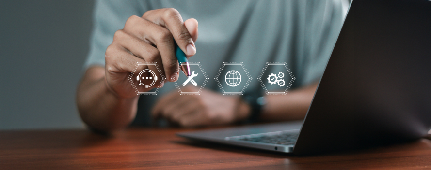 Persona usando laptop con íconos virtuales y símbolo 360° en el centro, representando vista o recorrido virtual interactivo.