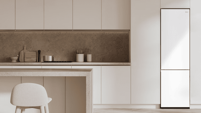 Cocina moderna con frigorífico LG blanco integrado en los muebles.