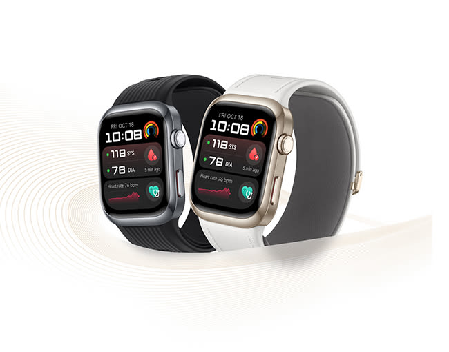 Dos smartwatches con pantalla rectangular y diseño moderno. Uno con correa negra y otro con correa clara, mostrando funciones como clima, frecuencia cardíaca y pasos.

