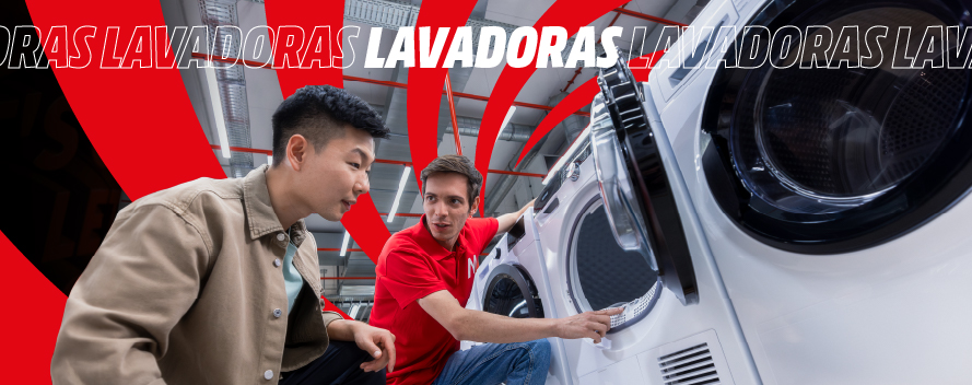 Dos hombres cerca de lavadoras blancas con detalles en negro en una tienda, con texto rojo y blanco de "LAVADORAS".