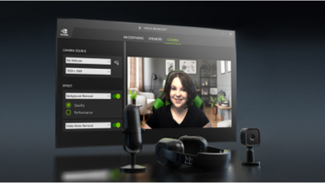 Pantalla con interfaz de software, muestra a una mujer sonriendo. En primer plano, micrófono, auriculares y cámara web.