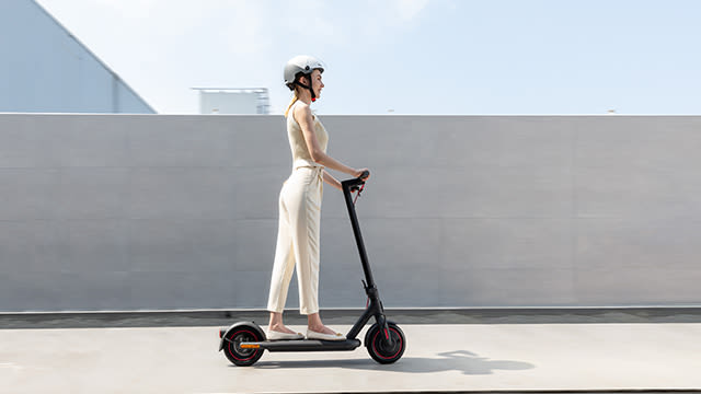 Se ha aumentado la anchura del pedal a 165 mm y se ha mejorado la zona del conductor. El tamaño del vehículo ha aumentado en 5 mm en comparación con el modelo Pro 2, por lo que ahora es más ergonómico.