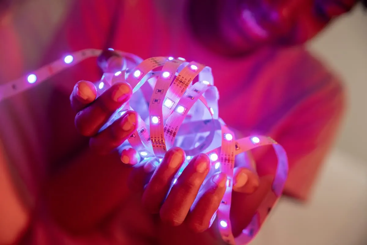 Vista delantera de niños con luces led