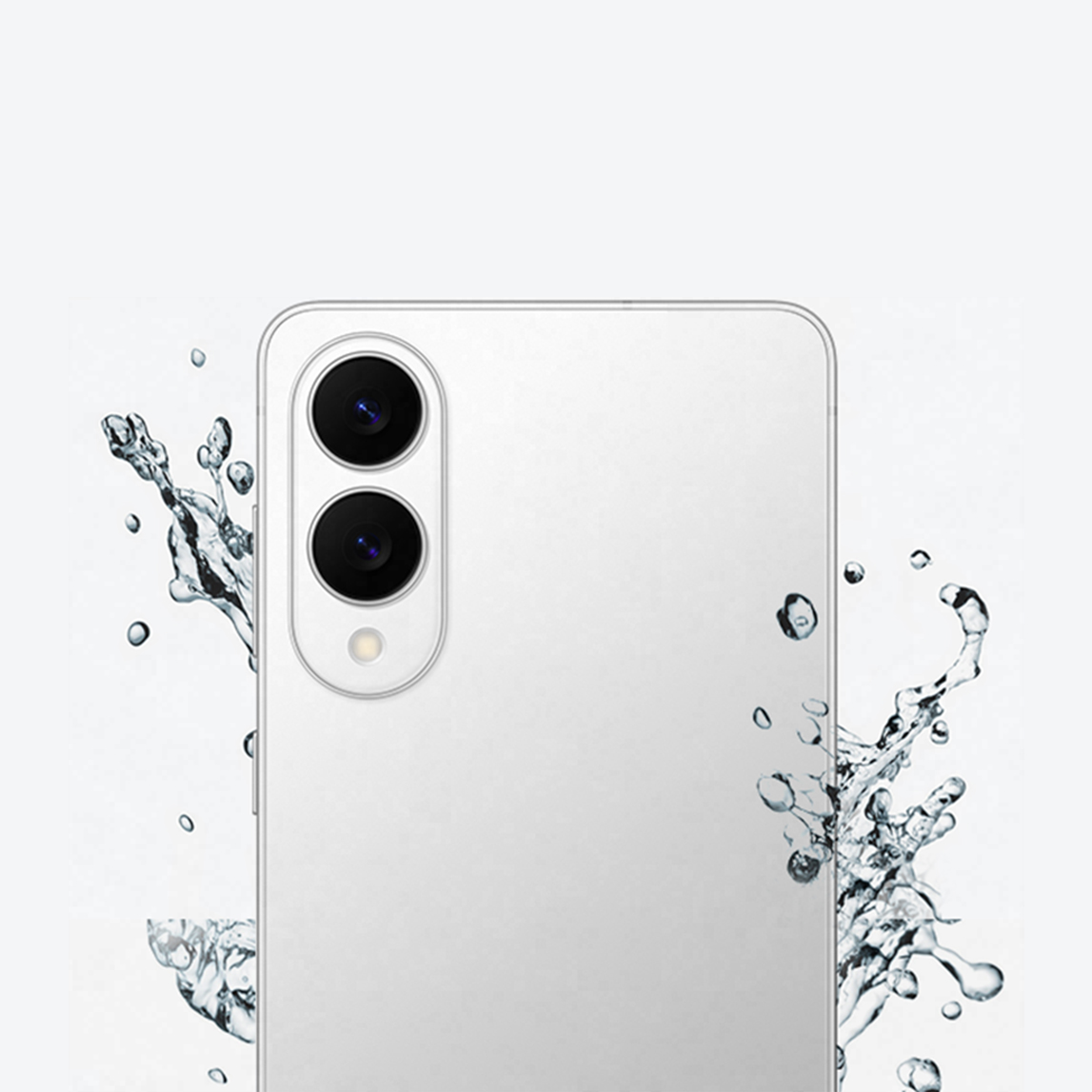 Teléfono blanco con dos lentes de cámara circulares y flash, rodeado de salpicaduras de agua sobre fondo blanco.