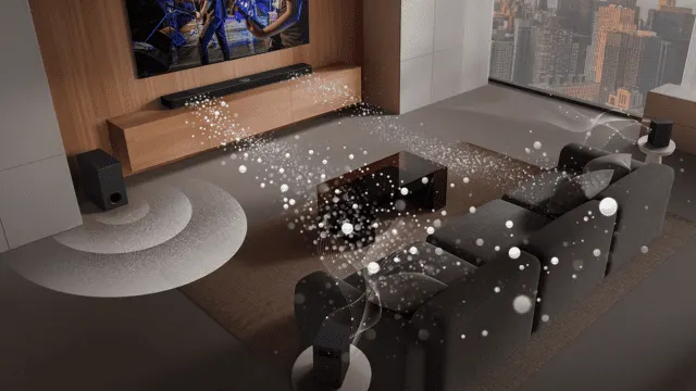 Salón con TV, barra de sonido, subwoofer y sofá grises. Círculos blancos representan sonido envolvente. Ventana con vista urbana.