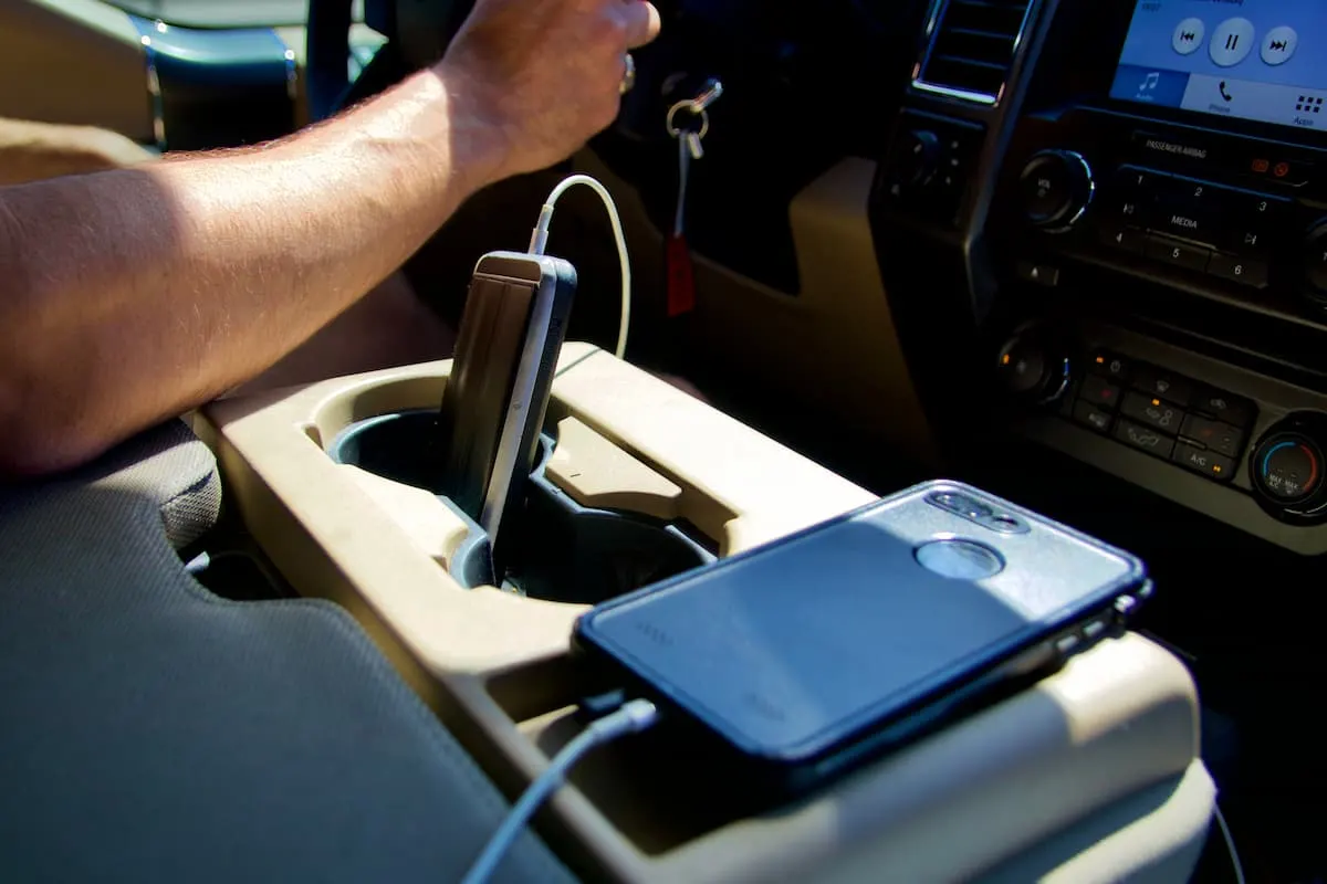 Dos móviles cargándose en el interior de un coche
