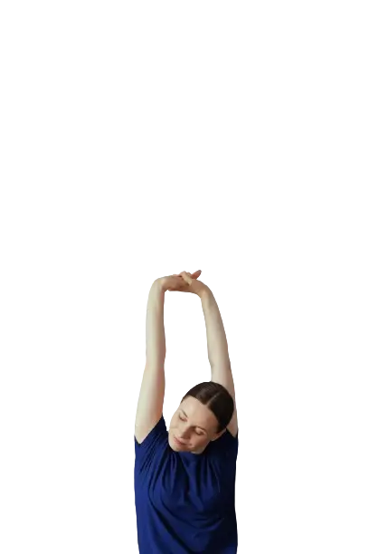 Una persona con camiseta azul estira los brazos sobre su cabeza contra un fondo blanco.