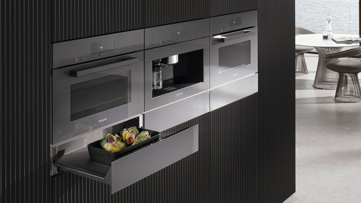 Electrodomésticos empotrados de diseño moderno en una cocina, mostrando la estética de Miele.