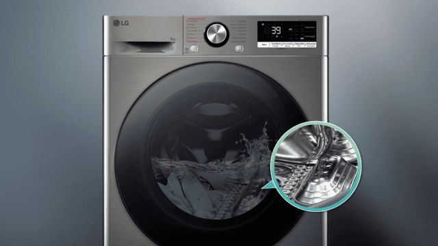 Lavadora LG con ropa en su interior y detalle del tambor en primer plano.