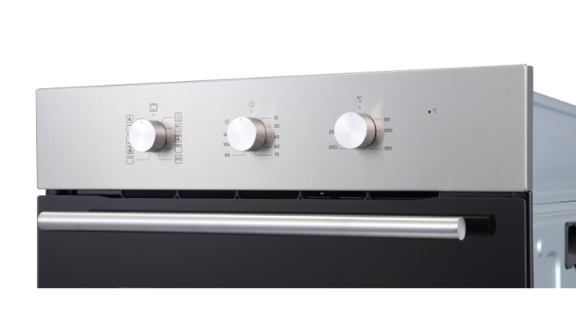 Horno con puerta negra y asa plateada. El panel superior plateado tiene tres perillas redondas y marcas de ajuste.