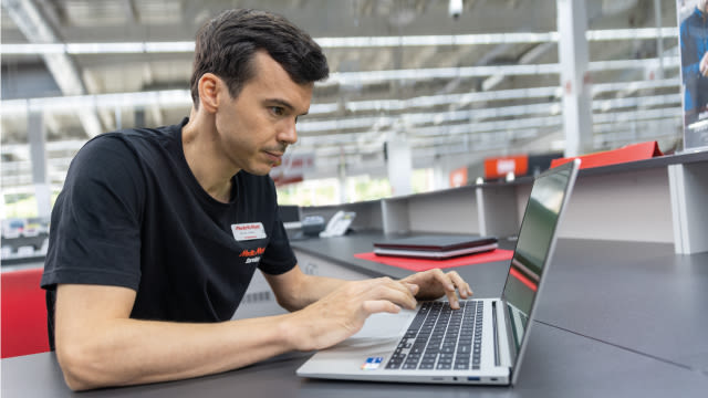 Técnico reparando ordenador portátil