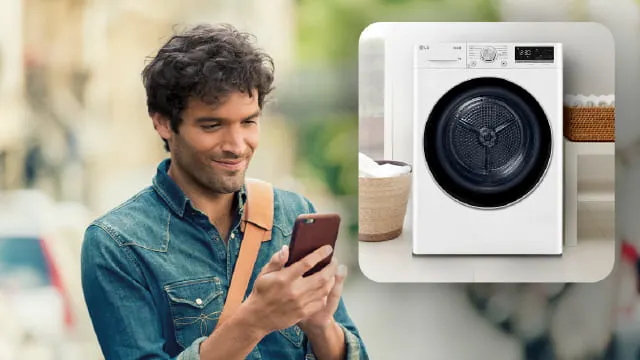 Hombre controlando la secadora desde el móvil a distancia.