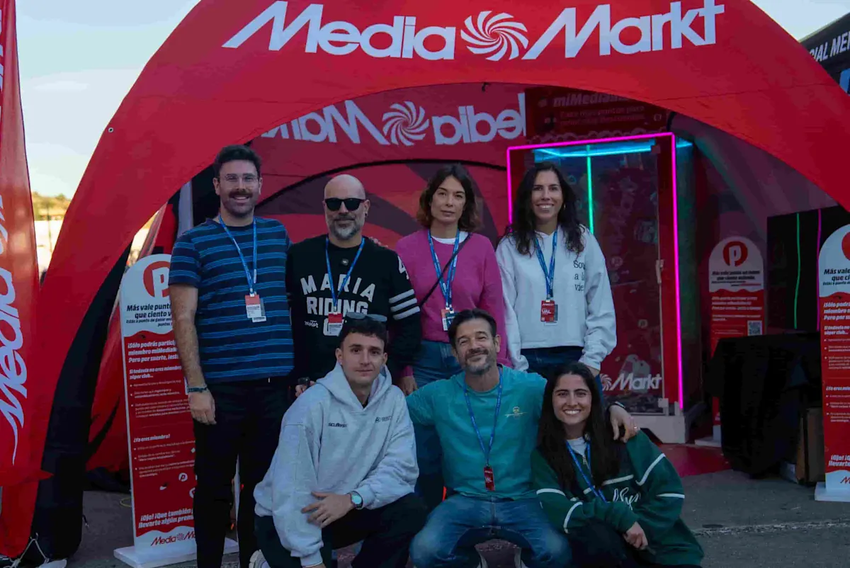 Equipo de MediaMarkt posando en la carpa roja del stand en MotoGP Valencia.