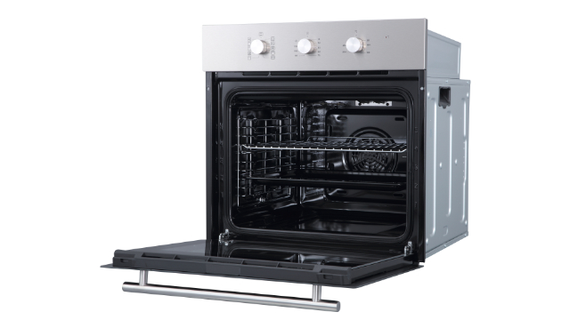 Horno plateado con puerta negra abierta, rejilla metálica en el interior y tres mandos circulares en la parte superior.