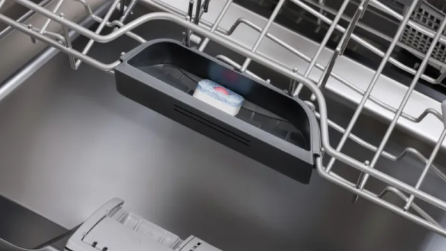 Interior de lavavajillas Balay, con pastilla de lavado en contenedor.