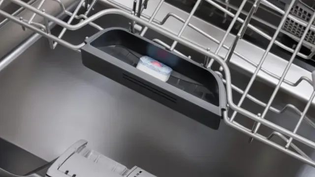 Interior de lavavajillas Balay, con pastilla de lavado en contenedor.