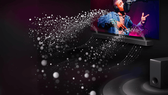 En un fondo negro, una barra de sonido debajo de una pantalla reproduce música, rodeada de puntos blancos, con un subwoofer a la derecha.