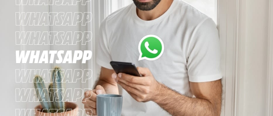 Hombre con camiseta blanca sosteniendo móvil y taza, logo de WhatsApp sobre su pecho y texto "WHATSAPP" repetido a la izquierda.