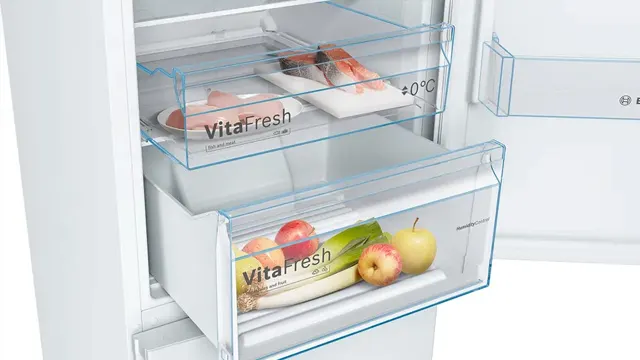 Detalle del refrigerador abierto con los cajones VitaFresh para carnes, pescados y frutas ligeramente extraídos y con alimentos