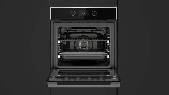 Horno negro empotrado con puerta abierta, rejillas y bandeja visible. Panel superior con pantalla digital y mandos circulares.