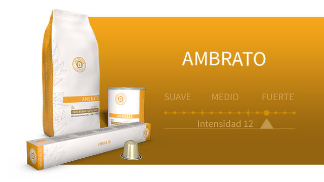 Bolsa, lata y caja de café Ambrato sobre fondo degradado ámbar, con indicación de intensidad 12.