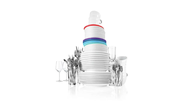 Platos cerámicos y plásticos, copas de cristal, vasos de vidrio, cubiertos de metal, tasas, entre otros,  limpios y secos gracias al Extra secado