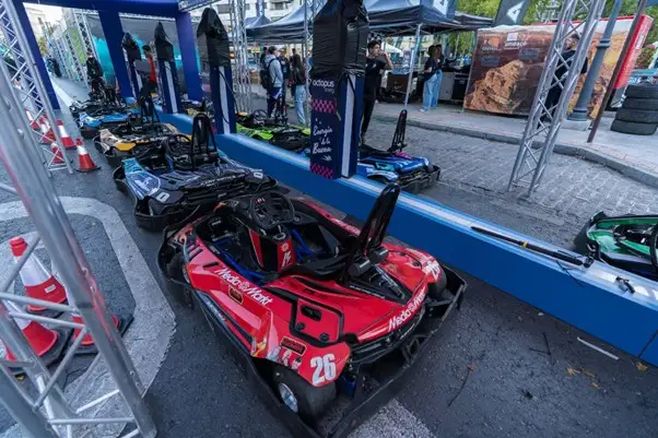 Karts eléctricos alineados en boxes antes de la carrera en el Kart Royale Granada.