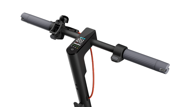 Manillar del Xiaomi Electric Scooter 5 Pro con pantalla LED a color mostrando velocidad y estado del vehículo.