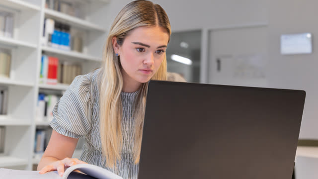 Estudiante con un portatil