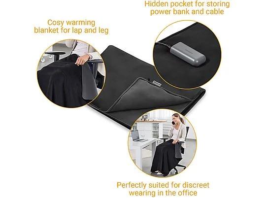 Manta negra con bolsillos para batería externa y cable, ideal para usar en la oficina, cubriendo las piernas mientras se está sentado.