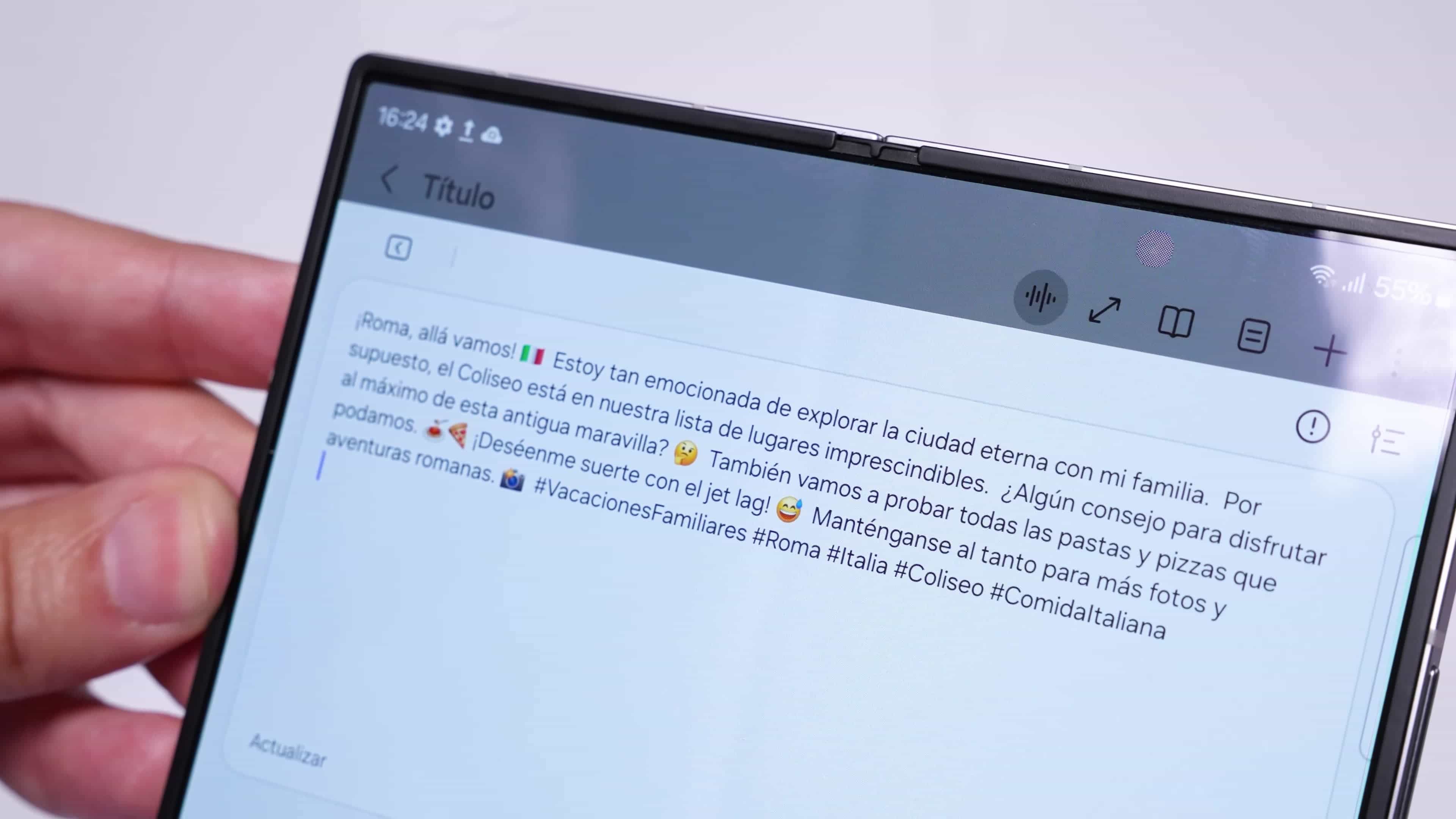 Teléfono móvil muestra texto en español sobre Roma, Italia, Coliseo y comida italiana.