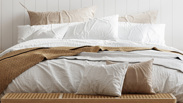 Imagen de un confortable dormitorio de estilo centroeuropeo en colores claros.