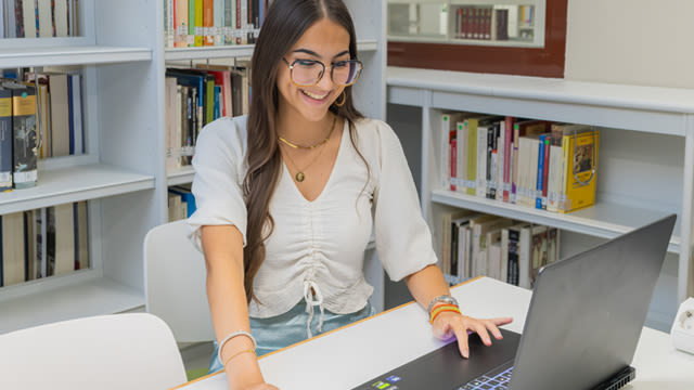 Estudiante con un portatil 
