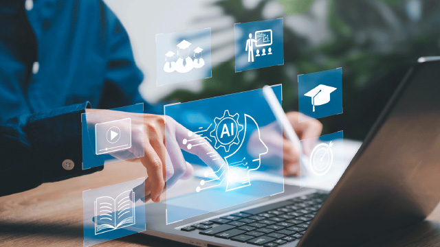 Persona usando una laptop con iconos digitales flotando, incluyendo un gorro de graduación y un libro abierto.