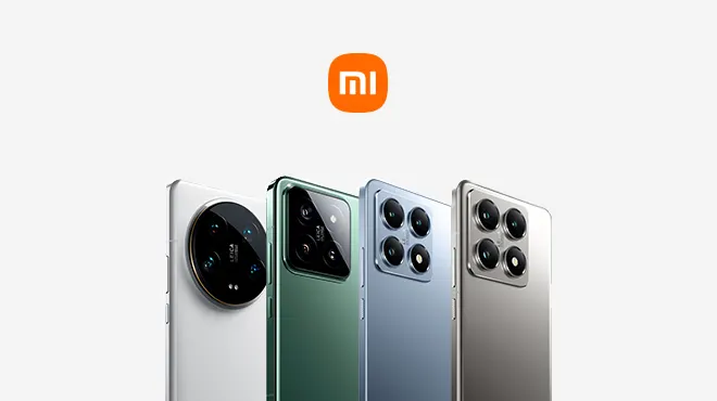 Cuatro teléfonos móviles alineados, con el logo naranja de MI arriba, sobre un fondo blanco. Los teléfonos varían en color y diseño de cámara.