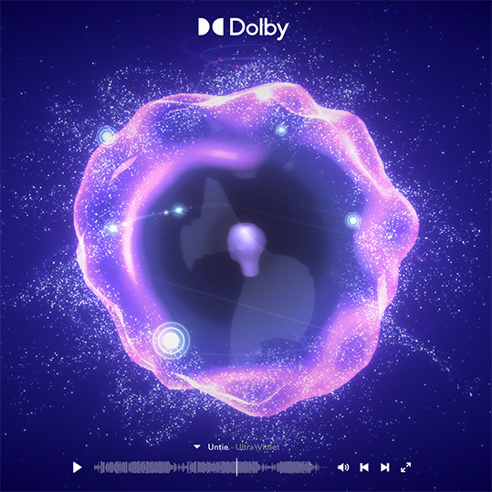 Fondo azul con el logo de Dolby. En el centro, una forma abstracta morada y azul con puntos brillantes. En la parte inferior, controles de reproducción.