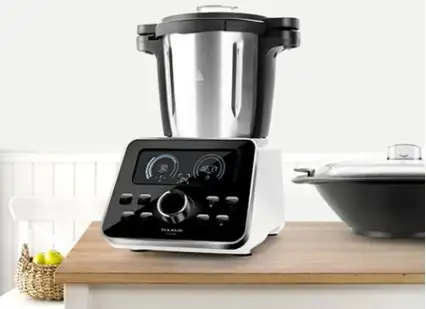 Robot de cocina moderno sobre una encimera.