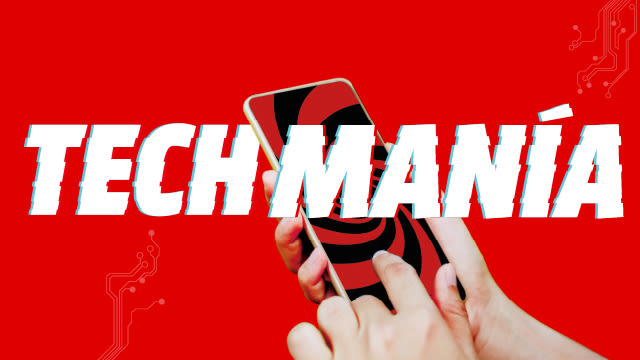 Mano cogiendo un movil. Banner TechMania con mensaje: Los mejores móviles merecen nuevas ofertas.