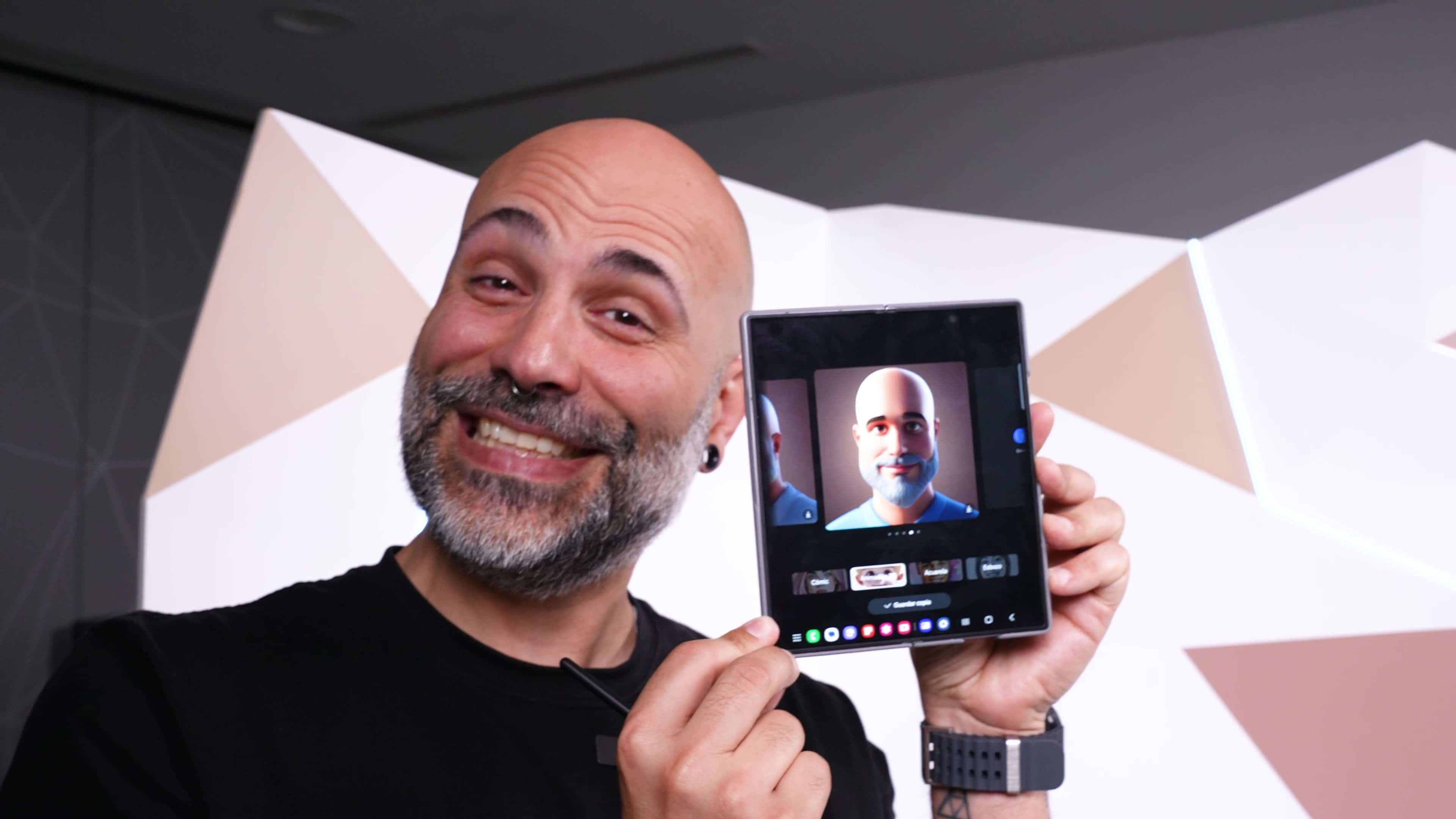 Un hombre sonriendo sostiene una tableta que muestra una imagen de dibujos animados de un hombre. El hombre lleva una camiseta negra y un reloj.