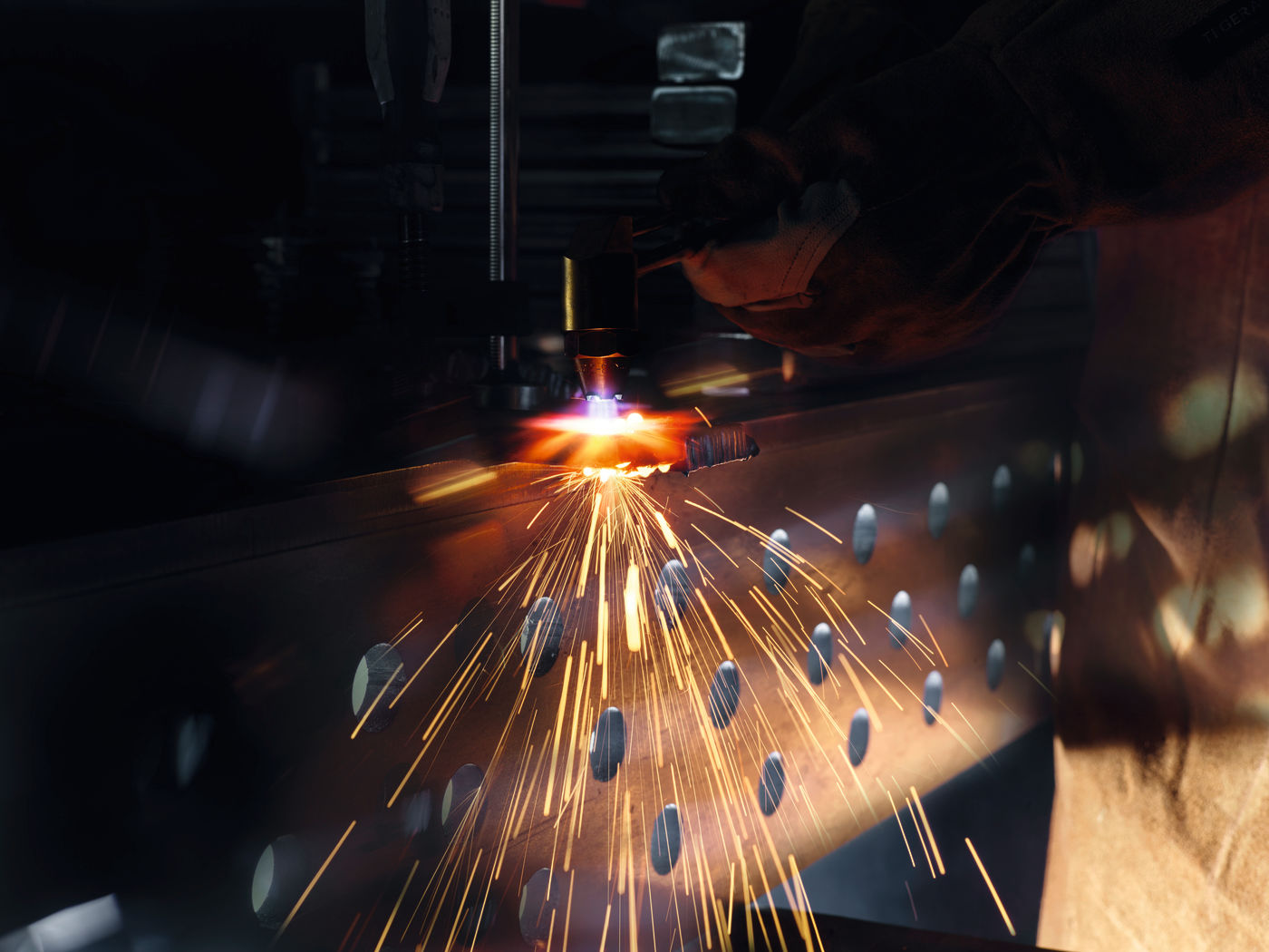 Proceso de fabricación metálica con chispas, representando la artesanía de Miele.