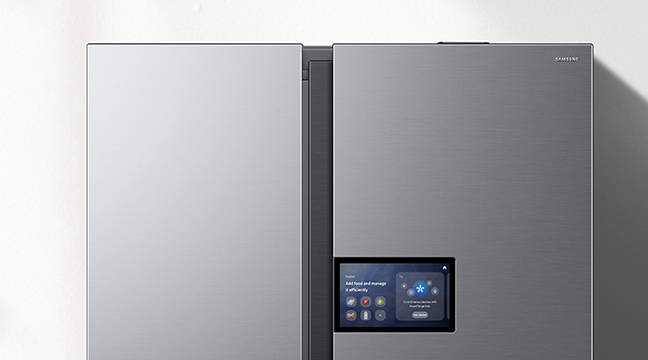 Dos puertas de refrigerador Samsung grises, con una pantalla táctil mostrando iconos en la puerta derecha.