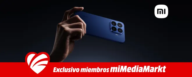 Mano sosteniendo smartphone Xiaomi azul, logo mi, banner rojo con corazón blanco y texto Exclusivo miembros miMediaMarkt sobre fondo negro.