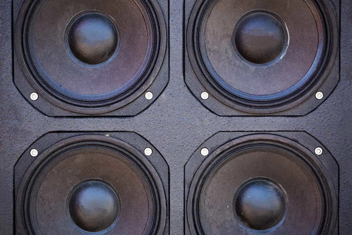 Cuatro subwoofers en disposición cuadrada.