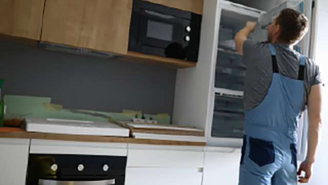 Un experto instalando un frigorífico integrable