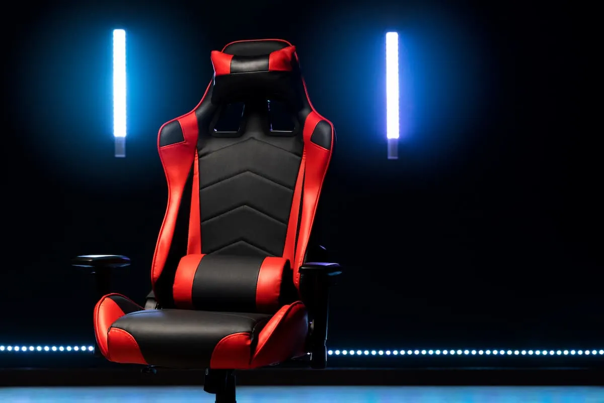 Silla gamer ergonómica en negro y rojo con luces LED de fondo.