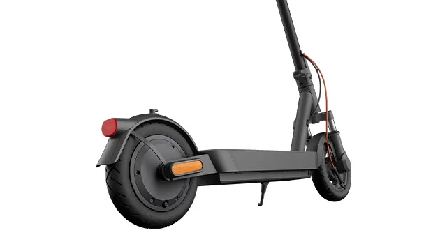 Detalle de la parte trasera del Xiaomi Electric Scooter 5, mostrando el guardabarros, la luz de freno y los reflectores laterales.