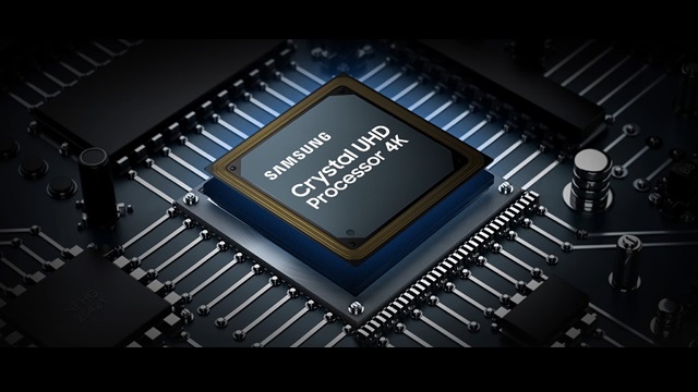 Procesador Crystal UHD sobre una placa base iluminada, representa potencia y rendimiento mejorado en televisores Samsung.