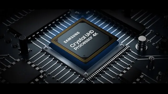 Procesador Crystal UHD sobre una placa base iluminada, representa potencia y rendimiento mejorado en televisores Samsung.